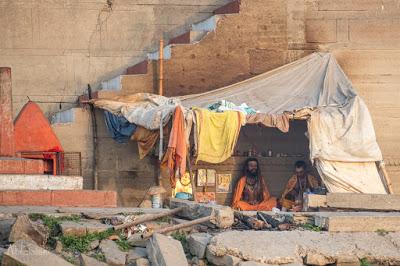 Choza improvisada en los Ghats del río Ganges. Viaje_India_Benares