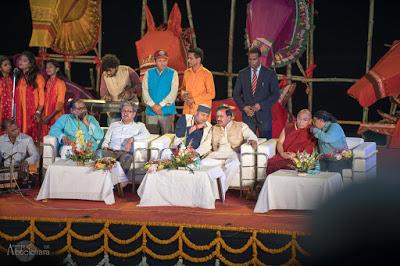 El presidente de la república India y autoridades nacionales y municipales en un evento musical junto al Ganges. Benarés. Viajes_India_Benarés