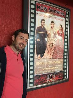 Julian ante el cartel de la película de Bollywood que iba a ver en un cine de Benarés. Viaje_Benares