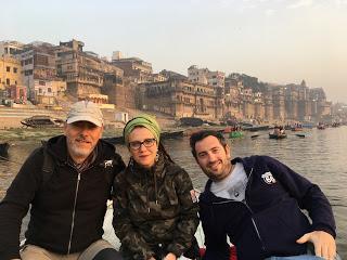 Merche, Julian y yo en la barca del río Ganges. Benarés Viaje_Benares