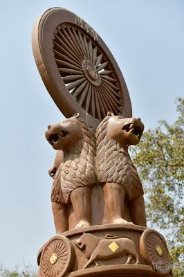 El emblema nacional de la India representa la figura del León de Sarnath, El capitel de los leones fue erigido en el siglo III a.C. Benarés. Viaje_India_Benares