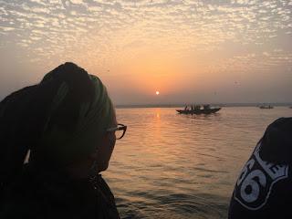 Merche contempla el amanecer desde el río Ganges en Benarés. Viaje_Benares