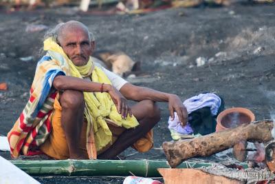 Anciano en uno de los crematorios. La incineración de un cadáver puede durar hasta doce horas. Viajes_India_Benares