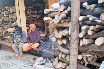 Pilas de madera junto a los crematorios del Ganges en las calles de la vieja Benarés. Viajes_India_Benares