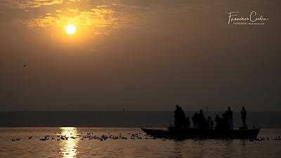 Amanecer dorado en el río Ganges. Un espectáculo de la naturaleza inolvidable. Viaje_India_Benares