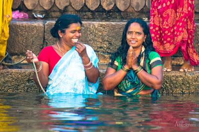 Mujeres bañándose en la ceremonia de purificación en el Ganges. Benarés. Dharmarajika Stupa
