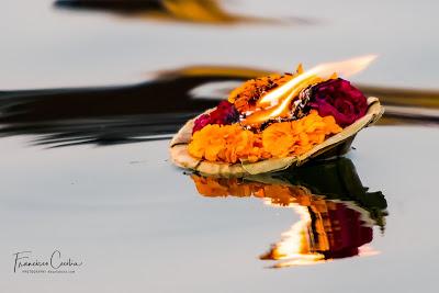 Puja ritual de flores y velas en el agua del Ganges en Benarés, para alejar los malos momentos. Ganga Mahal Ghat