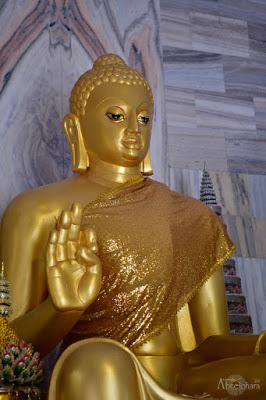 Una de las estatuas de Buda en un pequeño templo de Thailandia en Sarnath. Benarés. Viajes_India_Benares