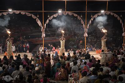 Sacerdotes con lámparas de aceite en la ceremonia Aarti junto al río Ganges. Viajes_India_Benares