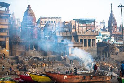 Uno de los tres crematorios en las escalinatas del río Ganges de Benarés Viaje_India_Benares