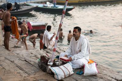 Ghats. Escalinata junto al Ganges donde los peregrinos toman sus baños de purificación. Viaje_India_Benares