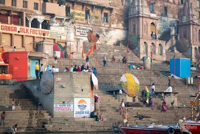 Uno de los cien ghats o escalinatas junto al Ganges. Benarés. Viajes_India_Benares