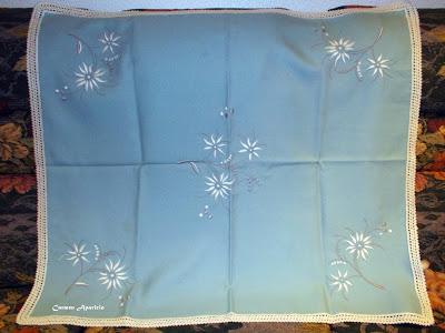 Mantel de crepe bordado a mano