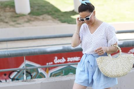 Como combinar unos shorts azules con topitos Como combinar unos shorts azules con topitos