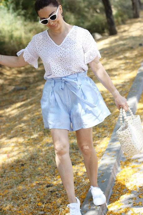 Como combinar unos shorts azules con topitos Como combinar unos shorts azules con topitos