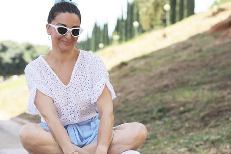 Como combinar unos shorts azules con topitos Como combinar unos shorts azules con topitos