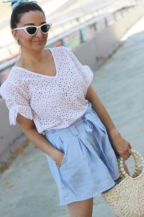 Como combinar unos shorts azules con topitos Como combinar unos shorts azules con topitos