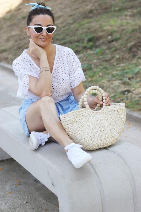 Como combinar unos shorts azules con topitos Como combinar unos shorts azules con topitos