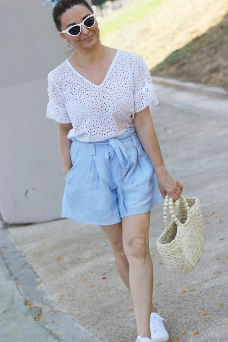 Como combinar unos shorts azules con topitos Como combinar unos shorts azules con topitos