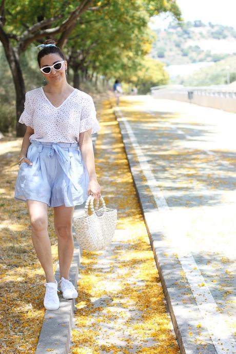 Como combinar unos shorts azules con topitos Como combinar unos shorts azules con topitos