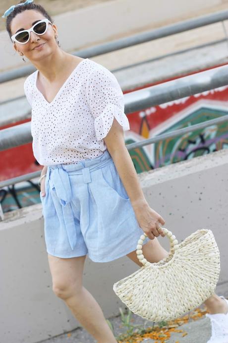 Como combinar unos shorts azules con topitos Como combinar unos shorts azules con topitos