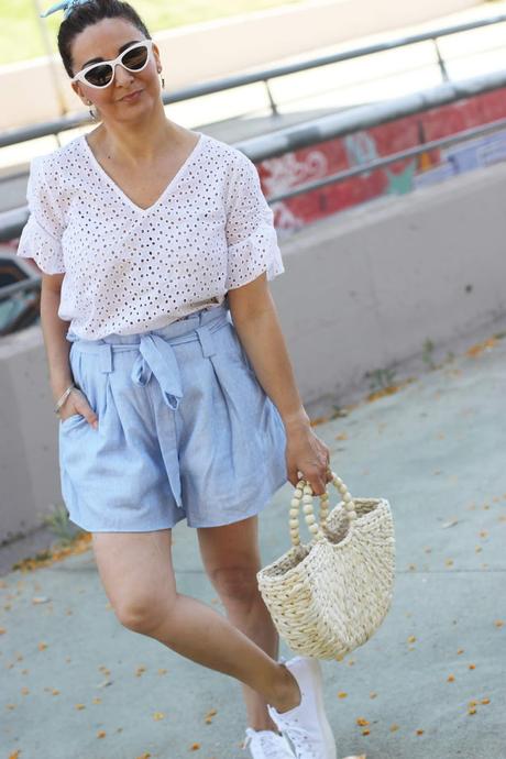 Como combinar unos shorts azules con topitos Como combinar unos shorts azules con topitos