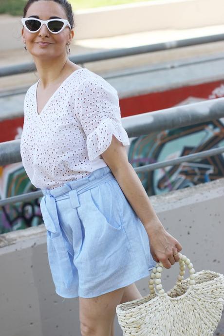 Como combinar unos shorts azules con topitos Como combinar unos shorts azules con topitos