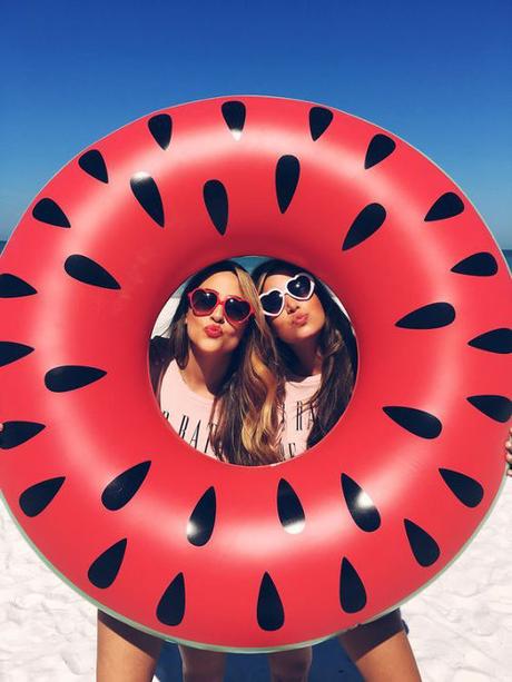 ideas de fotos para subir y arrasar en instagram este verano donut colchoneta