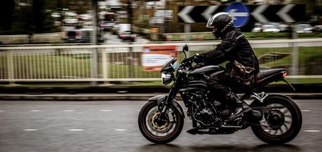 Consejos para conducir una moto de forma segura