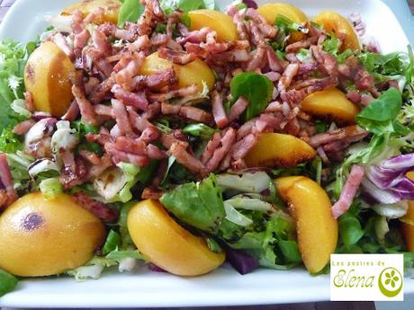 Ensalada de melocotón asado, beicon y menta