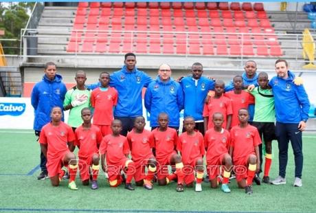 La Escuela de Fútbol Base AFA Angola en el XIV Torneo F-7  Concello de Carballo