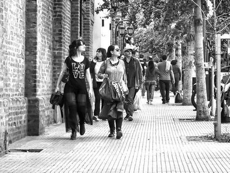 ByN. Mujeres paseando por -Recoleta,Buenos Aires.