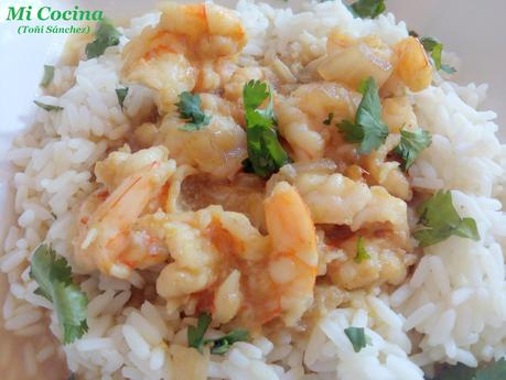 LANGOSTINOS AL CURRY VERDE CON COCO Y ARROZ BLANCO