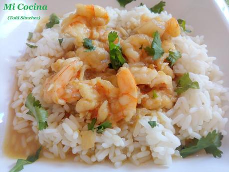 LANGOSTINOS AL CURRY VERDE CON COCO Y ARROZ BLANCO