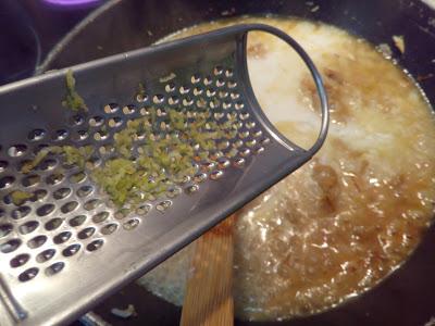 LANGOSTINOS AL CURRY VERDE CON COCO Y ARROZ BLANCO