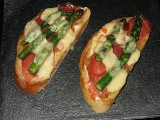 TOSTA DE ESPÁRRAGOS TRIGUEROS Y JAMÓN