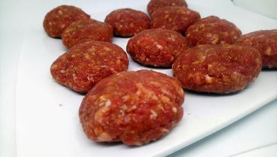 MINIBURGERS MARROQUÍES CON SALSA DE YOGUR Y HARISSA