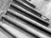 Maldito escalón.- microrrelato ángel silvelo