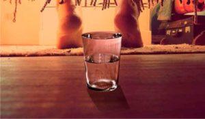 Pon un vaso de agua bajo tu cama cada noche y quedarás sorprendido como eliminar energias negativas de la habitacion,-bloggernota.com