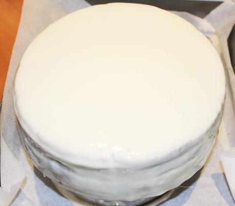 Cómo hacer cobertura espejo con chocolate blanco para decorar un pastel o  tarta con color - Paperblog