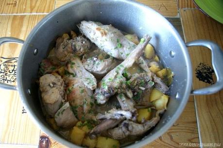 Conejo al ajillo con patatas Conejo al ajillo con patatas