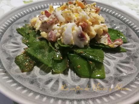 Revuelto de jamón sobre cama de vainas de guisantes Revuelto de jamón sobre cama de vainas de guisantes