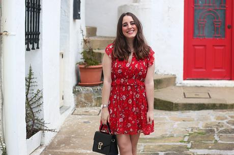 Verano en vestido rojo y con flores Verano en vestido rojo y con flores
