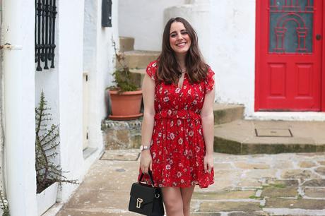 Verano en vestido rojo y con flores