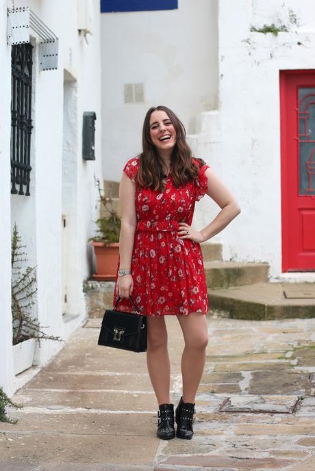 Verano en vestido rojo y con flores