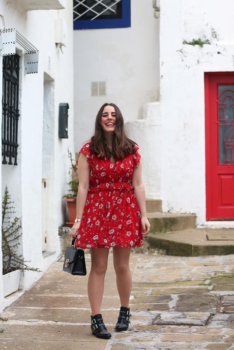 Verano en vestido rojo y con flores