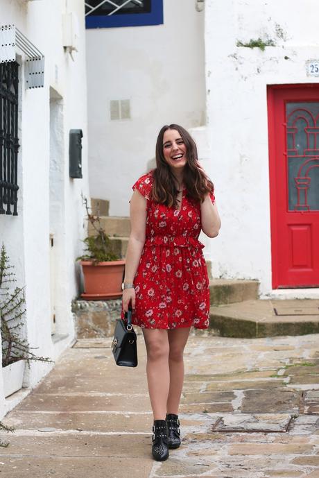 Verano en vestido rojo y con flores