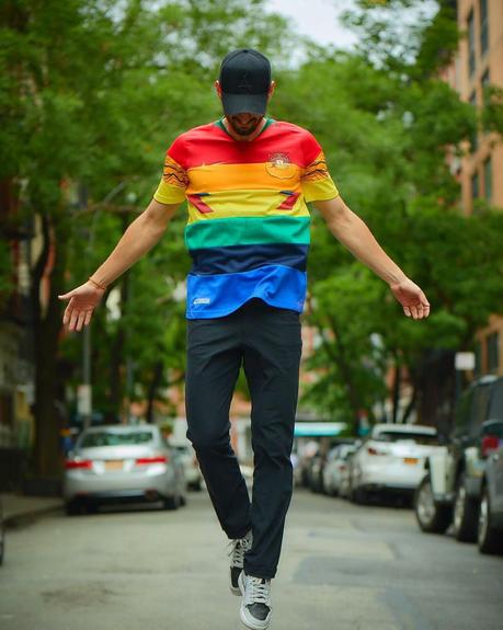 Estas camisetas “arcoíris” están hechas con trozos de los uniformes del Mundial para luchar por los derechos del colectivo LGTBIQ