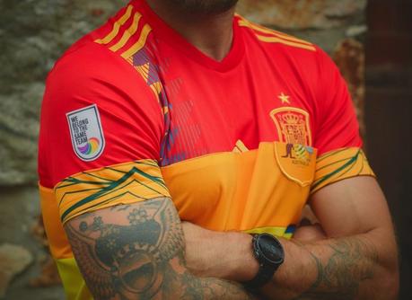 Estas camisetas “arcoíris” están hechas con trozos de los uniformes del Mundial para luchar por los derechos del colectivo LGTBIQ