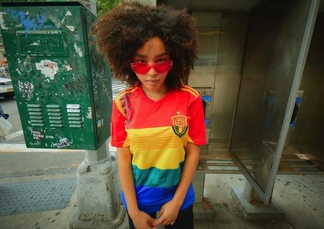 Estas camisetas “arcoíris” están hechas con trozos de los uniformes del Mundial para luchar por los derechos del colectivo LGTBIQ